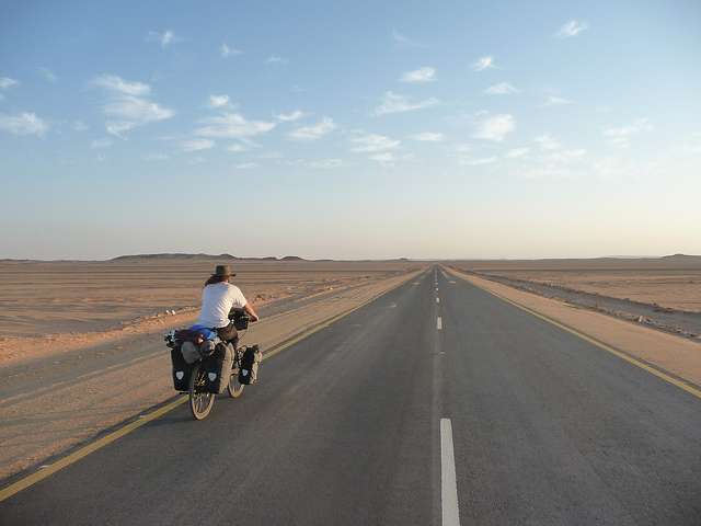 Désert du Sahara - Portrait de nomade : 7 questions à Stephen Fabes qui parcourt le monde à vélo - Nomad Junkies