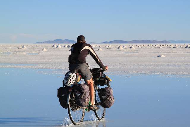 Salt flats - Portrait de nomade : 7 questions à Stephen Fabes qui parcourt le monde à vélo - Nomad Junkies