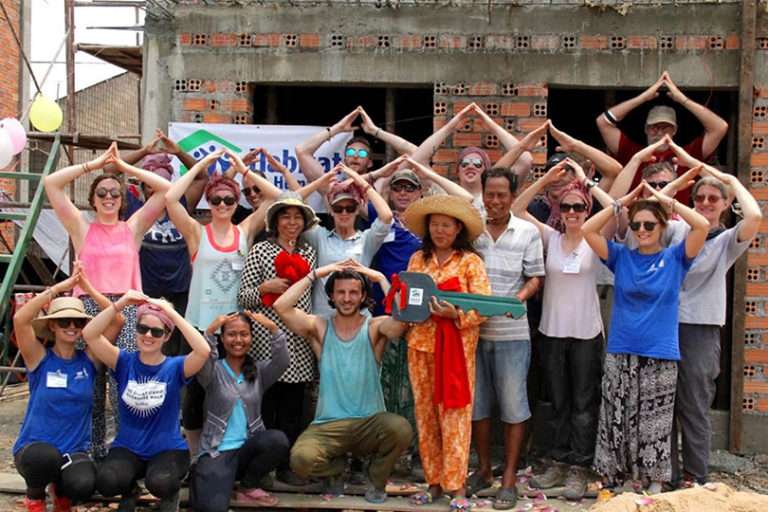 Remise des clés - Voyage humanitaire : 5 raisons de te lancer - Nomad Junkies