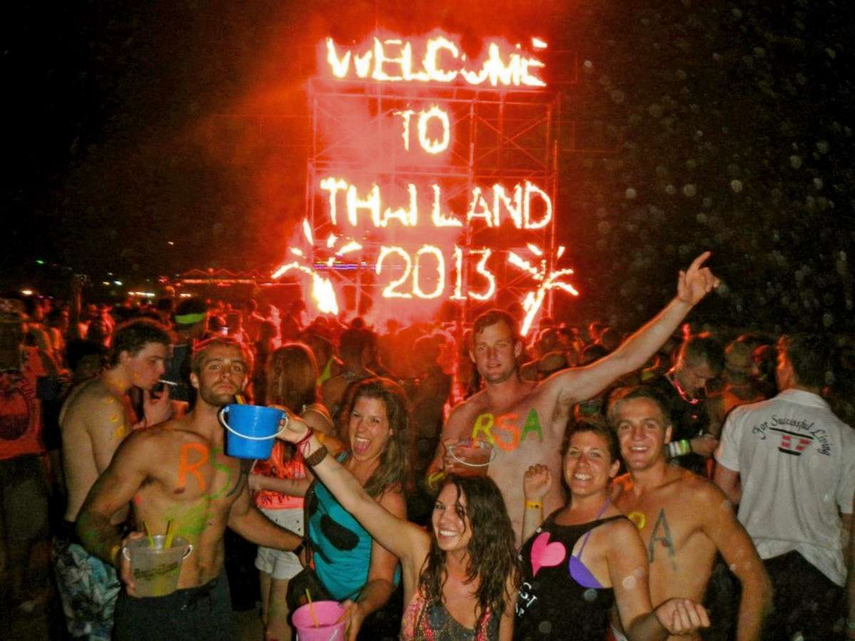Full Moon Party - Don't Instagram This Moment - Nomad Junkies