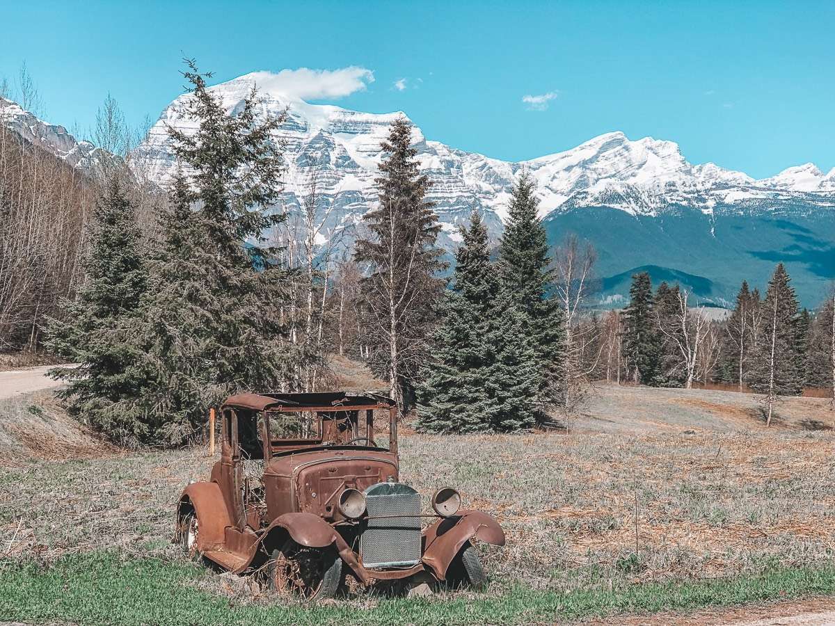 Old car Jasper - Backpacking Canada: 10 days in Alberta - Nomad Junkies